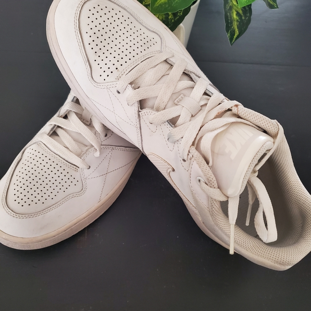Nike Priority Low Sneakers